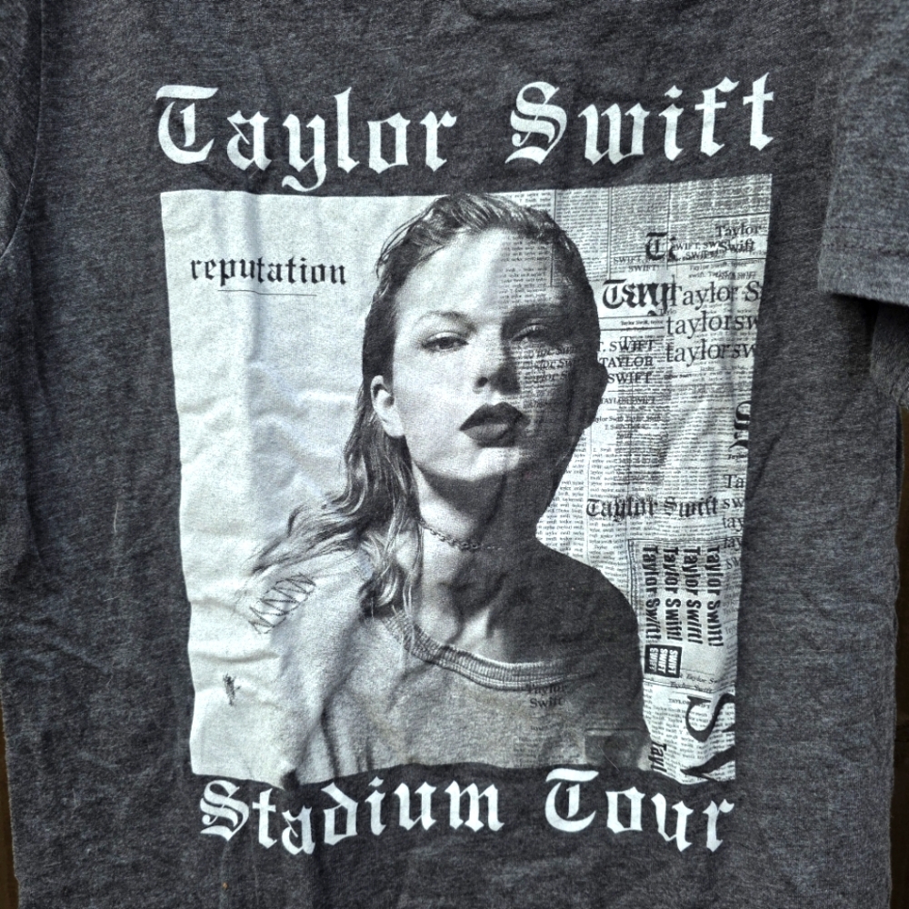 44) TAYLOR SWIFT Stadium Tour "Redemption" Sz. Small